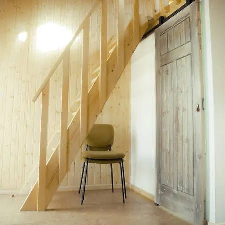 1 Minute From - Wood Chalet