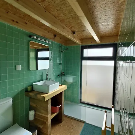 1 Minute From - Wood Chalet